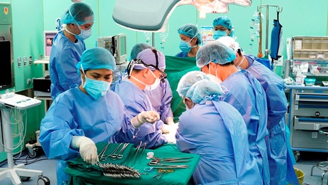 Đề xuất tích hợp đăng ký hiến tạng trên CCCD, bằng lái xe: - Ảnh 1. Các bác sĩ Bệnh viện Đại học Y Dược (TP.HCM) phối hợp bác sĩ Bệnh viện Nhi đồng 2 thực hiện ghép gan thành công cho một bệnh nhi vào cuối năm 2021 - Ảnh: Bệnh viện cung cấp