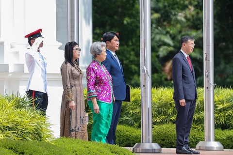 Thủ tướng Singapore Lý Hiển Long chủ trì lễ đón Thủ tướng Phạm Minh Chính - Ảnh 6. Phu nhân Lê Thị Bích Trân và phu nhân Thủ tướng Singapore trong lễ đón tại dinh Istana - Ảnh: NHẬT BẮC