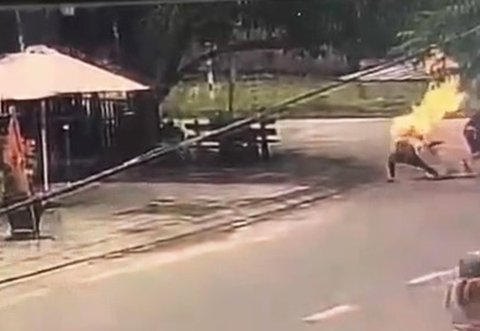 Bắt tạm giam mẹ chồng, nàng dâu đánh ghen, tạt xăng châm lửa đốt cô gái giữa đường - Ảnh 1. Bắt tạm giam mẹ chồng, nàng dâu đánh ghen, tạt xăng châm lửa đốt cô gái giữa đường - Ảnh 1.