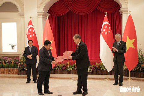 Thủ tướng Phạm Minh Chính: Thời tiết nóng vì tình cảm Việt Nam - Singapore nồng ấm lên - Ảnh 1. Thủ tướng Phạm Minh Chính: Thời tiết nóng vì tình cảm Việt Nam - Singapore nồng ấm lên - Ảnh 1.