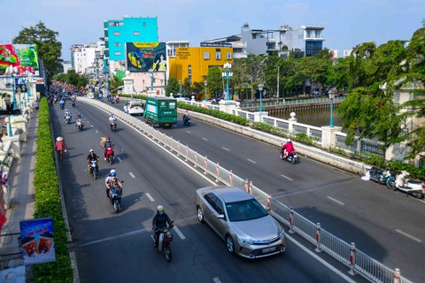 Đường phố Sài Gòn - Những ký ức thân thương - Kỳ 7: Đường xưa bên ngôi trường thương mến - Ảnh 4. Cầu Bông hôm nay - Ảnh: QUANG ĐỊNH