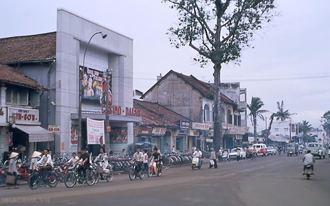 Đường phố Sài Gòn - Những ký ức thân thương - Kỳ 7: Đường xưa bên ngôi trường thương mến - Ảnh 5. Rạp chiếu phim nằm trên đường Đinh Tiên Hoàng trước năm 1975 - Ảnh: T.L