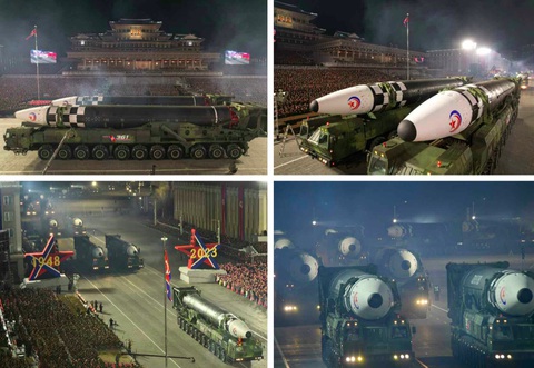 Hơn chục tên lửa Hwasong-17 diễu hành trên quảng trường Kim Nhật Thành - Ảnh: Rodong Sinmun Hơn chục tên lửa Hwasong-17 diễu hành trên quảng trường Kim Nhật Thành - Ảnh: Rodong Sinmun