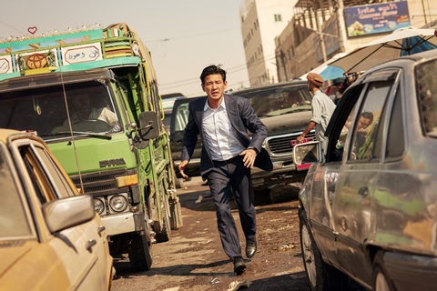 Có gì trong bom tấn hành động sắp ra mắt của Hyun Bin và Hwang Jung Min? - Ảnh 4. Có gì trong bom tấn hành động sắp ra mắt của Hyun Bin và Hwang Jung Min? - Ảnh 4.