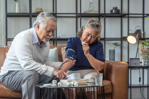 Nỗ lực ‘Làm chậm đồng hồ thời gian của cha mẹ’ - Ảnh 1. Nỗ lực ‘Làm chậm đồng hồ thời gian của cha mẹ’ - Ảnh 1.