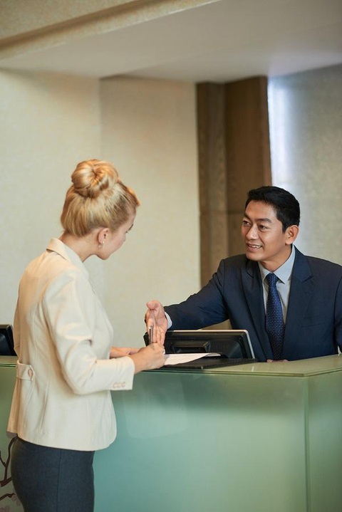 Nhân viên lễ tân và những kiến thức hữu ích trong nghề - Phần 1/3 - Ảnh 1. Nhân viên lễ tân là người làm việc tại quầy lễ tân - Ảnh: Internet
