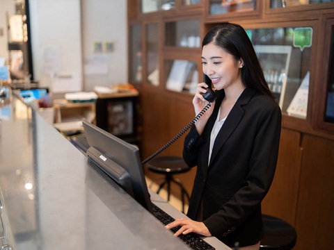 Nhân viên lễ tân và những kiến thức hữu ích trong nghề - Phần 1/3 - Ảnh 2. Công việc của lễ tân khá đa dạng, có thể học được nhiều kiến thức, kinh nghiệm hữu ích khi làm việc - Ảnh: Internet