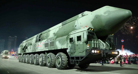 Một tên lửa ICBM mới của Triều Tiên xuất hiện tại cuộc duyệt binh ngày 8-2 - Ảnh: Rodong Sinmun Một tên lửa ICBM mới của Triều Tiên xuất hiện tại cuộc duyệt binh ngày 8-2 - Ảnh: Rodong Sinmun