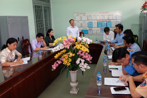 Thăm hỏi gia đình của học sinh lớp 3 bị xe đưa rước cán chết - Ảnh 1. Thăm hỏi gia đình của học sinh lớp 3 bị xe đưa rước cán chết - Ảnh 1.