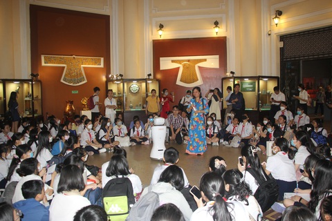 Thi Lớn lên cùng sách, học sinh thích thú được thiết kế sách - Ảnh 2. Thi Lớn lên cùng sách, học sinh thích thú được thiết kế sách - Ảnh 2.