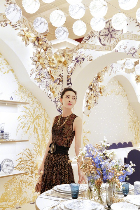 Đến lượt ‘nữ thần mặt mộc Vương Lệ Khôn vướng tin đồn phong sát - Ảnh 3. Đến lượt ‘nữ thần mặt mộc Vương Lệ Khôn vướng tin đồn phong sát - Ảnh 3.