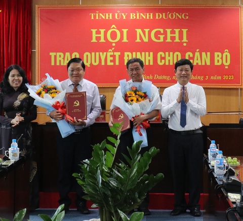 Chủ tịch UBND tỉnh Bình Dương Võ Văn Minh (bìa phải) và Trưởng Ban Tổ chức Tỉnh ủy trao quyết định nghỉ hưu trước tuổi cho ông Nguyễn Tầm Dương, Bùi Thiện Khải (thứ hai, thứ ba từ trái sang) sáng 1-3 - Ảnh: T.D. Chủ tịch UBND tỉnh Bình Dương Võ Văn Minh (bìa phải) và trưởng Ban Tổ chức Tỉnh ủy trao quyết định nghỉ hưu trước tuổi cho ông Nguyễn Tầm Dương, Bùi Thiện Khải (thứ hai, thứ ba từ trái sang) ngày 1-3 - Ảnh: T.D.