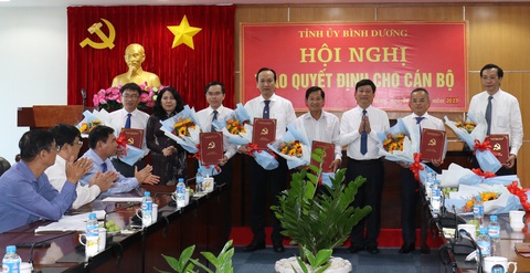 Lãnh đạo tỉnh Bình Dương trao quyết định cho các cán bộ mới được bổ nhiệm. Trong đó có tân Chánh Văn phòng UBND tỉnh Bình Dương Võ Anh Tuấn đứng thứ hai từ phải sang - Ảnh: T.D. Lãnh đạo tỉnh Bình Dương trao quyết định cho các cán bộ mới được bổ nhiệm, trong đó có tân Chánh Văn phòng UBND tỉnh Bình Dương Võ Anh Tuấn (đứng thứ hai từ phải sang) - Ảnh: T.D.
