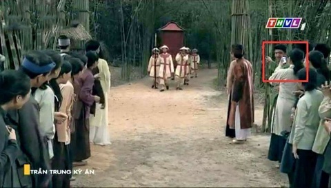 Ảnh vui 1-3: Nay có quan lớn về làng, phải ấp story mới được - Ảnh 1. Ảnh vui 1-3: Nay có quan lớn về làng, phải ấp story mới được - Ảnh 1.