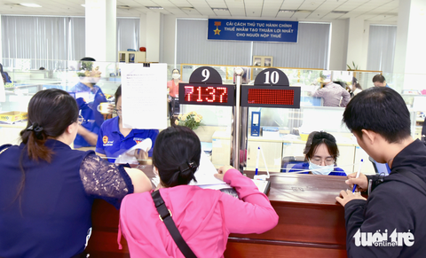 Công ty 'ma' tung hoành, vì sao? - Ảnh 1. Các chuyên gia cho rằng nên có cơ chế hậu kiểm doanh nghiệp sau thành lập thay vì buông lỏng quản lý như hiện nay. Trong ảnh: người dân làm thủ tục tại Cục Thuế TP.HCM - Ảnh: T.T.D.