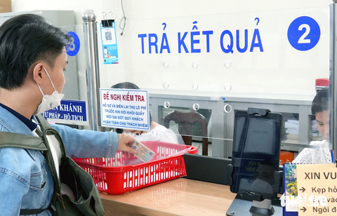 Gỡ nhanh những 'nút thắt' xác nhận cư trú - Ảnh 1. Người dân đến làm thủ tục hành chính tại TP.HCM - Ảnh: HỮU HẠNH