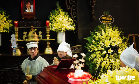 Tiễn biệt Dương Tường trong tiếng ‘dương cầm lạnh’ và ‘tình khúc 24’ - Ảnh 1. Gia đình nhà thơ, dịch giả Dương Tường trong phút tiễn biệt chồng, cha, ông mình - Ảnh: NGUYỄN ĐÌNH TOÁN