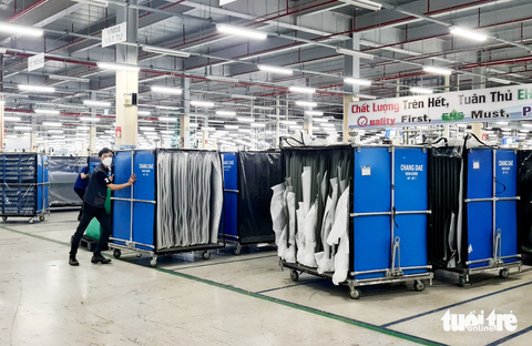 Số lượng doanh nghiệp Việt tham gia chuỗi cung ứng của Samsung đã tăng gấp 10 - Ảnh 1. Sản xuất bên trong nhà máy của Samsung tại TP.HCM - Ảnh: NGỌC HIỂN