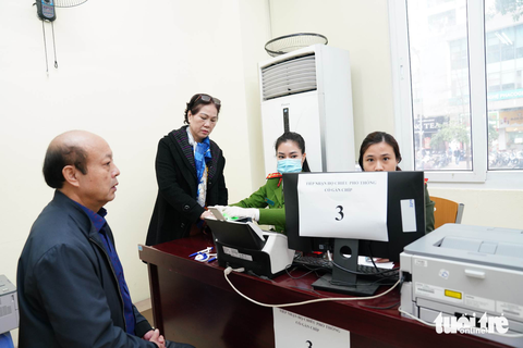 Người dân đổ xô đi làm hộ chiếu gắn chip tại Hà Nội - Ảnh 1. Người dân đổ xô đi làm hộ chiếu gắn chip tại Hà Nội - Ảnh 1.