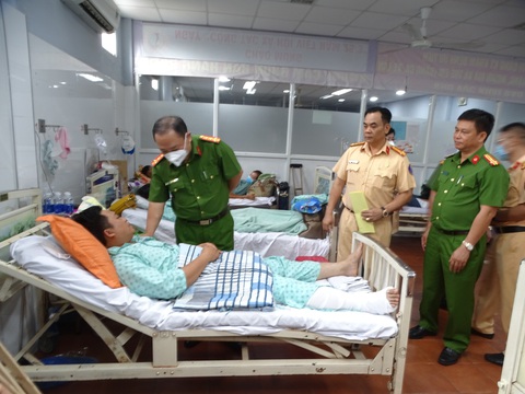 Bắt thanh niên tông gãy chân cảnh sát khi bị kiểm tra nồng độ cồn - Ảnh 2. Bắt thanh niên tông gãy chân cảnh sát khi bị kiểm tra nồng độ cồn - Ảnh 2.