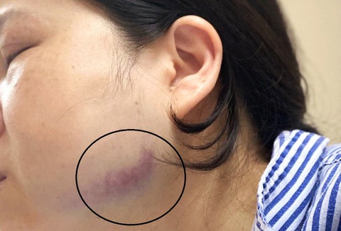 Nữ trưởng phòng công chứng bị nhổ nước bọt, tung cước ở nơi làm việc - Ảnh 4. Nữ trưởng phòng công chứng bị nhổ nước bọt, tung cước ở nơi làm việc - Ảnh 4.
