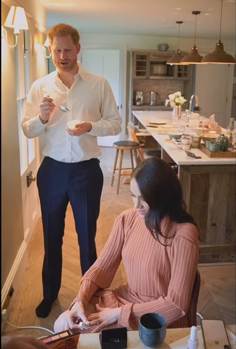 Bị đuổi khỏi nước Anh, Harry và Meghan phản ứng ra sao? - Ảnh 2. Bị đuổi khỏi nước Anh, Harry và Meghan phản ứng ra sao? - Ảnh 2.