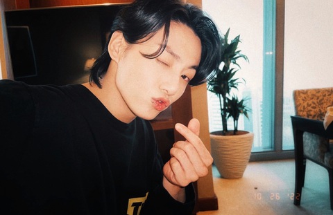 Lý do Jungkook đột ngột xóa tài khoản Instagram 50 triệu fan - Ảnh 1. Lý do Jungkook đột ngột xóa tài khoản Instagram 50 triệu fan - Ảnh 1.