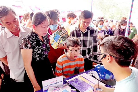 Chương trình tư vấn tuyển sinh - hướng nghiệp 2023: 1 ngày hội, 4 buổi tư vấn cuối tuần - Ảnh 1. Các ngày hội tư vấn tuyển sinh - hướng nghiệp của báo Tuổi Trẻ đều thu hút hàng chục ngàn lượt phụ huynh, học sinh tham dự. Trong ảnh: phụ huynh, học sinh tìm hiểu thông tin xét tuyển tại một gian tư vấn trong khuôn khổ Ngày hội tư vấn tuyển sinh - hướng nghiệp diễn ra tại TP.HCM ngày 26-2 - Ảnh: NHƯ HÙNG