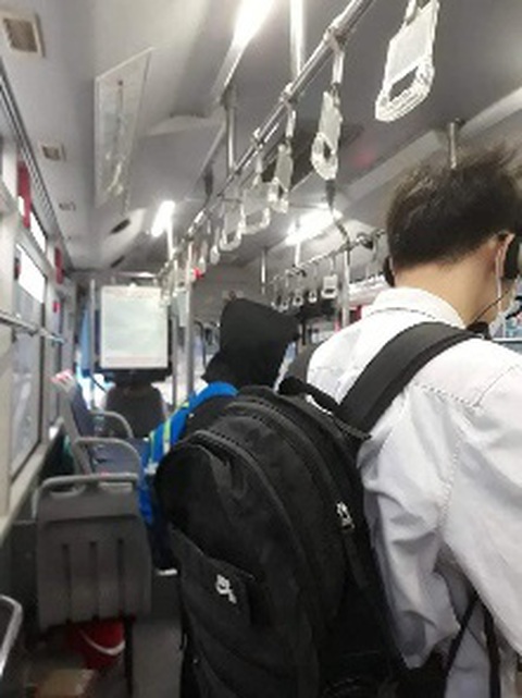 Gọi khách dậy khi đến trạm, phụ xe buýt được thả ngàn tim vì chu đáo - Ảnh 1. Gọi khách dậy khi đến trạm, phụ xe buýt được thả ngàn tim vì chu đáo - Ảnh 1.