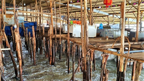 Sóng lớn cao 2m đánh hỏng nhiều hàng quán ở Khánh Hòa - Ảnh 2. Sóng lớn cao 2m đánh hỏng nhiều hàng quán ở Khánh Hòa - Ảnh 2.