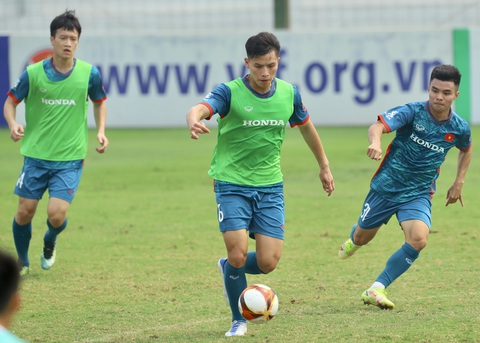 Tuyển Việt Nam vừa tập, vừa học đàn em đội U22 - Ảnh 1. Tuyển Việt Nam vừa tập, vừa học đàn em đội U22 - Ảnh 1.