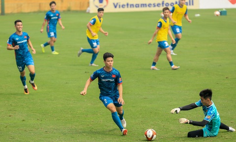 Tuyển Việt Nam vừa tập, vừa học đàn em đội U22 - Ảnh 2. Tuyển Việt Nam vừa tập, vừa học đàn em đội U22 - Ảnh 2.