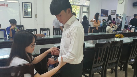 Một ngày thử làm giáo viên, học sinh kêu khổ quá - Ảnh 6. Một ngày thử làm giáo viên, học sinh kêu khổ quá - Ảnh 6.