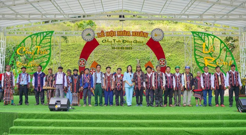Quảng Nam khai hội mùa xuân trên Cổng trời Đông Giang - Ảnh 1. Các nghệ nhân Cơ Tu địa phương tham gia biểu diễn tại lễ hội mùa xuân Cổng trời Đông Giang - Ảnh: P.T
