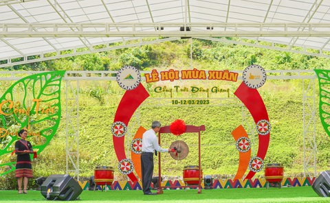 Quảng Nam khai hội mùa xuân trên Cổng trời Đông Giang - Ảnh 2. Ông Hồ Quang Bửu, phó chủ tịch UBND tỉnh Quảng Nam, đánh chiên khai hội - Ảnh: P.T