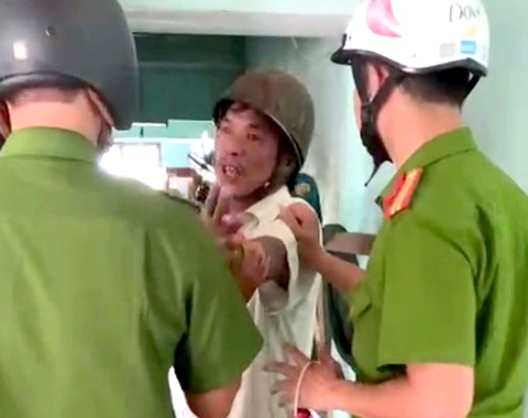 Hỏi qua điện thoại mà vợ không trả lời, dùng rựa chém vợ khắp đầu, mặt, tay, lưng - Ảnh 2. Hỏi qua điện thoại mà vợ không trả lời, dùng rựa chém vợ khắp đầu, mặt, tay, lưng - Ảnh 2.
