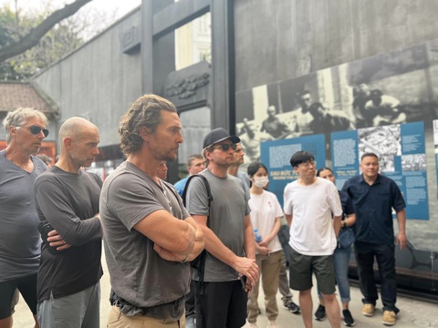 Hai ngôi sao Hollywood Matthew McConaughey và Woody Harrelson thăm trưng bày tại Nhà tù Hỏa Lò - Ảnh 1. Hai ngôi sao Hollywood Matthew McConaughey và Woody Harrelson thăm trưng bày tại Nhà tù Hỏa Lò - Ảnh 1.