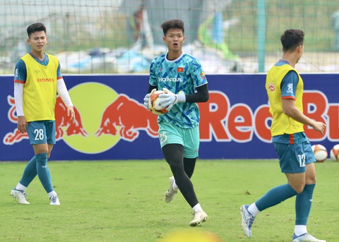 Tuyển Việt Nam vừa tập, vừa học đàn em đội U22 - Ảnh 7. Tuyển Việt Nam vừa tập, vừa học đàn em đội U22 - Ảnh 7.