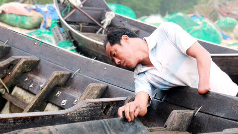 Can trường trên sóng gió đại dương - Kỳ 4: Người ngư dân một tay trên đầu sóng ngọn gió - Ảnh 1. Ngư dân Trần Ngọc Sơn chỉ một tay vẫn can trường với nghề biển - Ảnh: NHẬT LINH