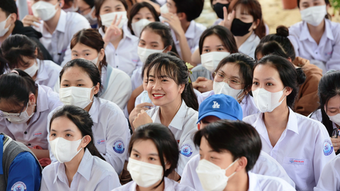 Tuyển sinh đại học, cao đẳng 2023: Tìm hiểu kỹ học phí khi chọn trường - Ảnh 1. Thí sinh tham gia chương trình tư vấn tuyển sinh do báo Tuổi Trẻ tổ chức - Ảnh: DUYÊN PHAN