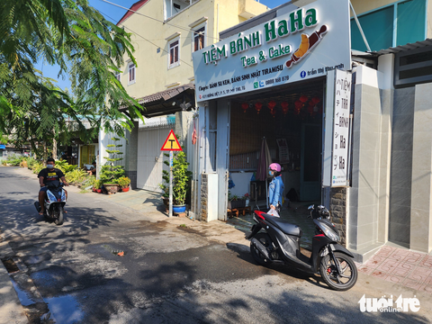 Làm việc với năm người liên quan vụ tạt chất bẩn, đe dọa tính mạng con trai của chủ tiệm bánh kem - Ảnh 1. Làm việc với năm người liên quan vụ tạt chất bẩn, đe dọa tính mạng con trai của chủ tiệm bánh kem - Ảnh 1.