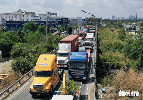 Người dân than trời bởi đường vào cảng ở TP.HCM quá tải - Ảnh 6. Người dân than trời bởi đường vào cảng ở TP.HCM quá tải - Ảnh 6.