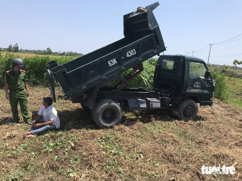 Lái xe ben chở đất bỏ chạy, tông vào công an đang làm nhiệm vụ - Ảnh 1. Lái xe ben chở đất bỏ chạy, tông vào công an đang làm nhiệm vụ - Ảnh 1.