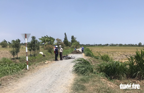 Lái xe ben chở đất bỏ chạy, tông vào công an đang làm nhiệm vụ - Ảnh 2. Lái xe ben chở đất bỏ chạy, tông vào công an đang làm nhiệm vụ - Ảnh 2.