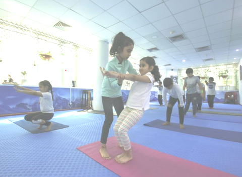 Cô bé 7 tuổi là huấn luyện viên yoga trẻ nhất thế giới - Ảnh 1. Cô bé 7 tuổi là huấn luyện viên yoga trẻ nhất thế giới - Ảnh 1.