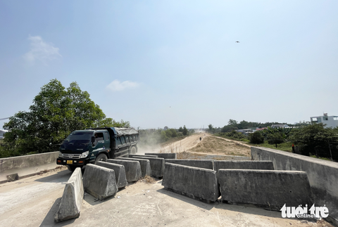 Bà con giành lại tấm chống lóa trên cao tốc Bến Lức - Long Thành bị kẻ gian lấy trả lại nhà thầu - Ảnh 3. Bà con giành lại tấm chống lóa trên cao tốc Bến Lức - Long Thành bị kẻ gian lấy trả lại nhà thầu - Ảnh 3.