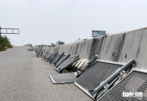 Bà con giành lại tấm chống lóa trên cao tốc Bến Lức - Long Thành bị kẻ gian lấy trả lại nhà thầu - Ảnh 5. Bà con giành lại tấm chống lóa trên cao tốc Bến Lức - Long Thành bị kẻ gian lấy trả lại nhà thầu - Ảnh 5.