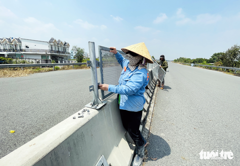 Bà con giành lại tấm chống lóa trên cao tốc Bến Lức - Long Thành bị kẻ gian lấy trả lại nhà thầu - Ảnh 6. Bà con giành lại tấm chống lóa trên cao tốc Bến Lức - Long Thành bị kẻ gian lấy trả lại nhà thầu - Ảnh 6.