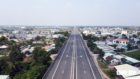 Bà con giành lại tấm chống lóa trên cao tốc Bến Lức - Long Thành bị kẻ gian lấy trả lại nhà thầu - Ảnh 9. Bà con giành lại tấm chống lóa trên cao tốc Bến Lức - Long Thành bị kẻ gian lấy trả lại nhà thầu - Ảnh 9.