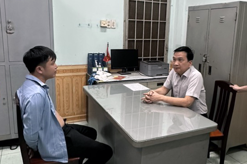 Giải cứu bé trai 4 tuổi bị thanh niên dùng xăng khống chế làm con tin - Ảnh 1. Giải cứu bé trai 4 tuổi bị thanh niên dùng xăng khống chế làm con tin - Ảnh 1.